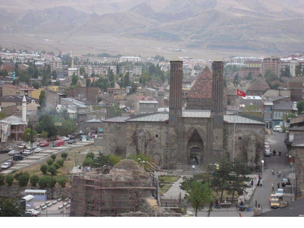 18 Topraklarının % 70 i Doğu Anadolu, % 30 u Doğu Karadeniz Bölgesinde yer alan Erzurum ilinin arazi büyüklüğü, yaklaşık 25.066 km², rakımı ise 1853 m.dir.