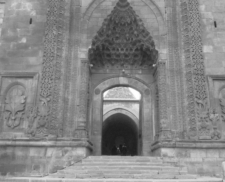 34 Resim -7- Erzurum Çifte Minareli Medrese Taç kapı