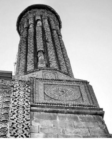 35 Tuğla minarelerin silindirik gövdeleri dikine yivlidir ve sırlı tuğlalar tezyini bir şekilde örülmüştür. Her iki minarede şerefe hizasından yıkıktır.