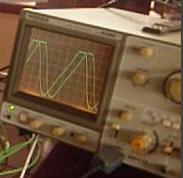 de verilmiştir. Çizelge 2. Osiloskop değer ölçümleri Programdaki değer Ölçülen değer Genlik 10 Hz 833 Hz Frekans 20 Hz 1666 Hz Bilgisayarın ses kartı normal işaret frekansını 83.3 kat yükseltiyor.