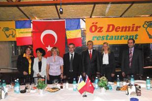 În deschiderea manifestării, Selmin Arif şi Fatih Osman au oferit participanţilor la târg informaţii despre comunitatea turcă din Dobrogea dar şi despre UDTR, despre cele mai importante evenimente