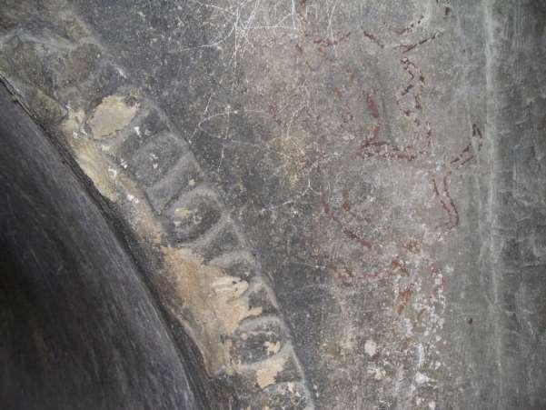 Resim 9: Arkosolium un sol tarafındaki yılan motifleri (Foto: İsmail Kaygusuz) 3) Arapgir yönünden gelip güney-doğuya doğru Onar köyü arazisinden geçen; Hanındere, Kızılyazı, Çamaltı ve Naldöken