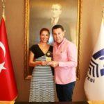 HMK dan Ziyaret Başkan Kocadon a Bodrum Halikarnas Motor Sporları Kulübü (HMK) Başkan Mehmet Kocadon u makamında ziyaret etti.