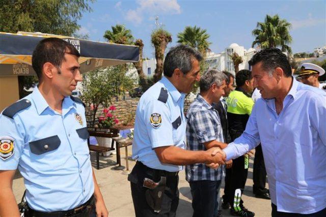 Bodrum Bayramlaşma Belediyesi nde Bodrum Belediye Başkan Vekili Ali Demiröz, Kurban Bayramı öncesinde Bodrum Belediye personeliyle bayramlaştı.