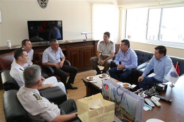 Bayramlaşmaya Vekil Demiröz ile birlikte Bodrum Belediye Başkan Yardımcıları Kemal Orman ve Taner Uslu ile meclis üyeleri, birim müdürleri, birim sorumluları ve Bodrum Belediye personeli katıldı.