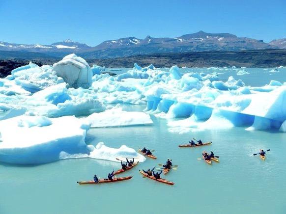 Günü Upsala Buzulu ndan kopan dev buz parçaları arasında Arjantin Gölü nün serin sularında kano ile dolaşarak