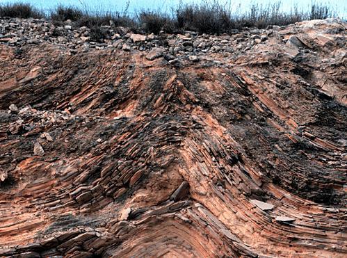 KIVRIMLAŞMA Tabakalı kayaçlarda basınç etkisiyle oluşan dalga şeklindeki