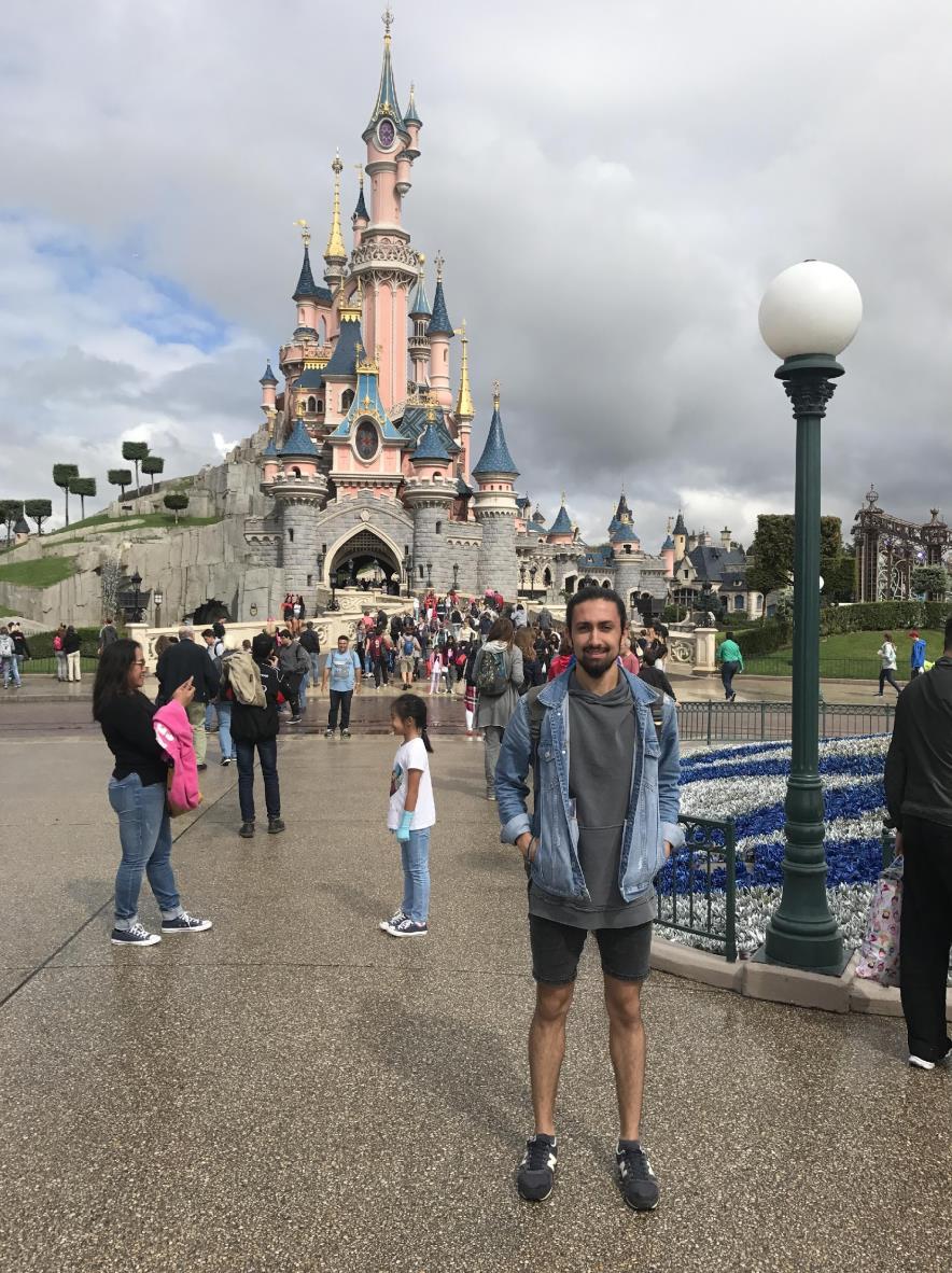 Kasabadan bir aile bizi Disneyland a götüreceğini söyledi.