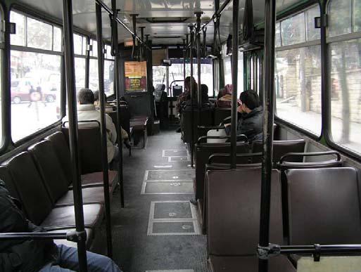 Otobüsün içerisinde de tüplerin altına doğru diğer otobüslerde olmayan tavandan yere dik inen demirler mevcuttur.