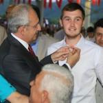 CHP Genel Başkanı Kemal Kılıçdaroğlu, Kanat Özsert in partiye üyeliğini yaparken gençlerin Cumhuriyet Halk Partisine kazandığı için çok mutlu olduğunu