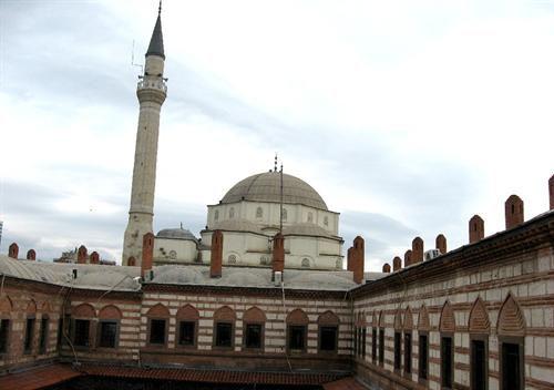Kızlarağası'ndan Hisar Camii'ne bakış Hisar Camii 1592 yılında Yakup Bey tarafından yaptırılmıştır.