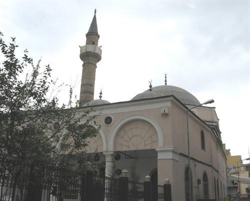 Kemeraltı Camii 1671 de, Yusuf Çavuşzâde Ahmet Ağa tarafından yaptırılmıştır.
