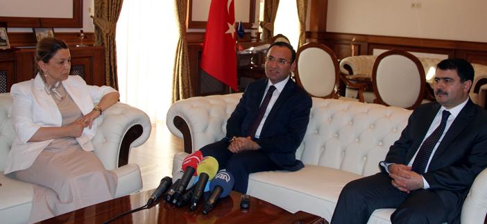Çözüm sürecinde kararlıyız Ağustos 02, 2013-9:35:07 Başbakan Yardımcısı Bekir Bozdağ, "Hükümet olarak çözüm sürecini başarıya ulaştırma ve terörü tamamen Türkiye'nin gündeminden çıkarma konusunda