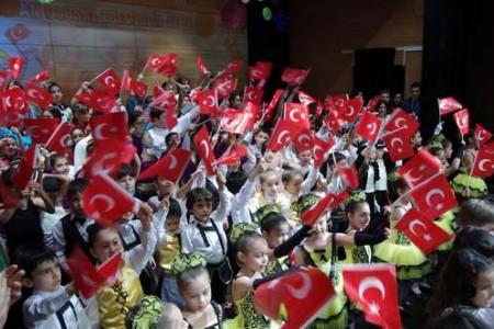 23 Nisan günü ise tüm şehitlerimizin ve ölümsüz önder Atatürk ümüzün manevi huzurunda saygı duruşu ve İstiklal Marşımızın söylenmesi ile başlayan kutlamalar TED Orkestra ve korosunun seslendirdiği