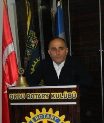 Ömer Yusuf Uygun, güzel bir toplantı olması dileğiyle kulübümüzün 1633 üncü toplantısını Rotary İnsanlığa Hizmet Eder sloganı ile açtı. Sekreterimiz Rtn.
