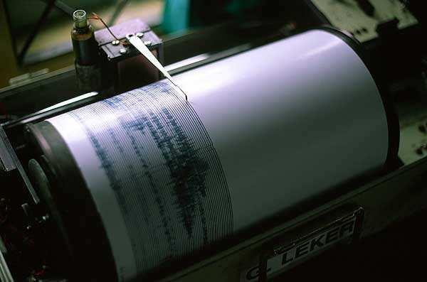 deprem ile ilgili diğer konuları inceleyen bilim dalına "SİSMOLOJİ" denir. Sismograf Nedir?