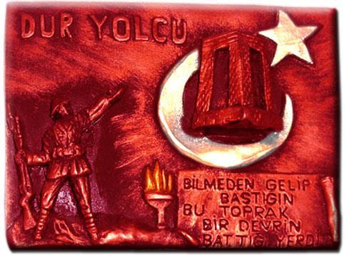 BİR YOLCUYA Dur yolcu! bilmeden gelip bastığın Bu toprak, bir devrin battığı yerdir. Eğil de kulak ver, bu sessiz yığın Bir vatan kalbinin attığı yerdir.