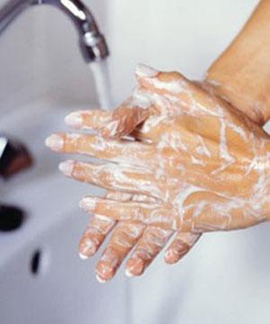 Bu tedavisi güç (bazen olanaksız!) hastane enfeksiyonlarını önlemek için alınması gereken bir dizi önlemin en başında el yıkama gelmektedir.