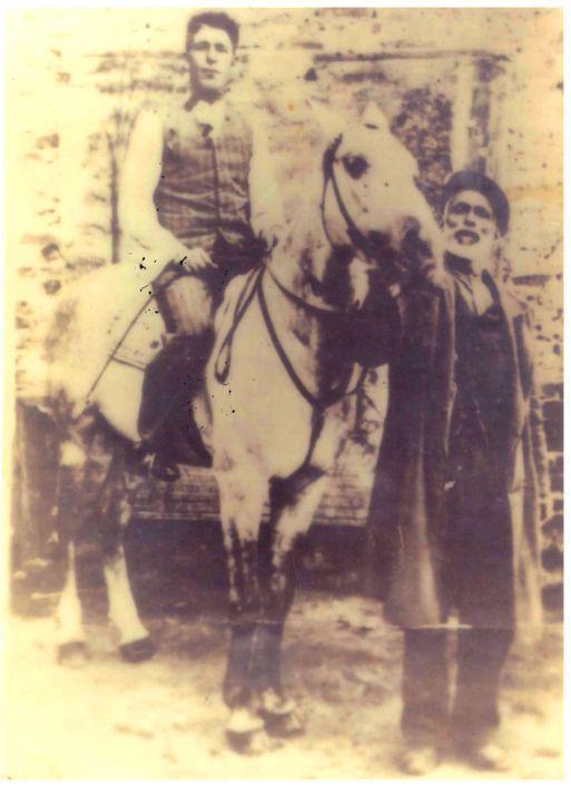 Kaynak: Alhas Çavuş ve oğlu Muzaffer Eroğlu- Lütfü Eroğlu Arşivi Geçmişten bugüne çok önemli at yetiştiricileri ve yarışçılardan bahsetmek mümkündür. Bunların çok önemli bir kısmı Çerkezdir.