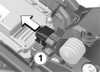 8 150 Sigortalar Sigortaların değiştirilmesi Sigortalarda sık arıza oluşması durumunda, elektrik sistemini bir yetkili atölyede veya tercihen bir BMW Motorrad servisinde kontrol ettirin.