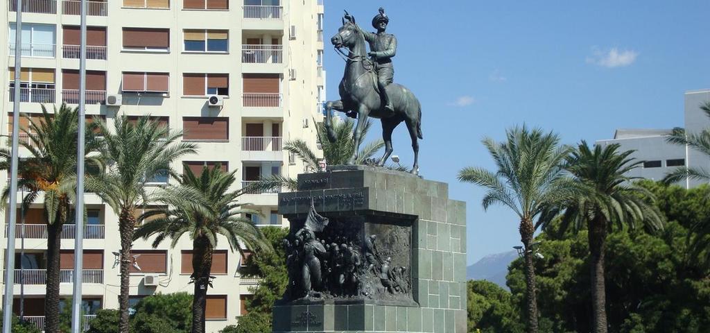 İZMİR CUMHURİYET MEYDANI ATATÜRK ANITI İzmir Cumhuriyet meydanında bulunan Atatürk Anıtını 1932 yılında Pietro Canonica yapmıştır.