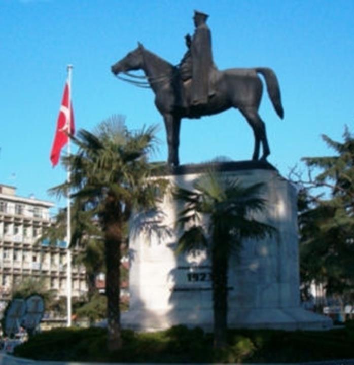 BURSA HEYKEL ATATÜRK ANITI Türk heykel sanatçısı Nijat Sirel tarafından yapılmıştır. Atatürk ün atlı heykeli, büyük bir kaide üzerine yerleştirilmiştir (Resim 17).