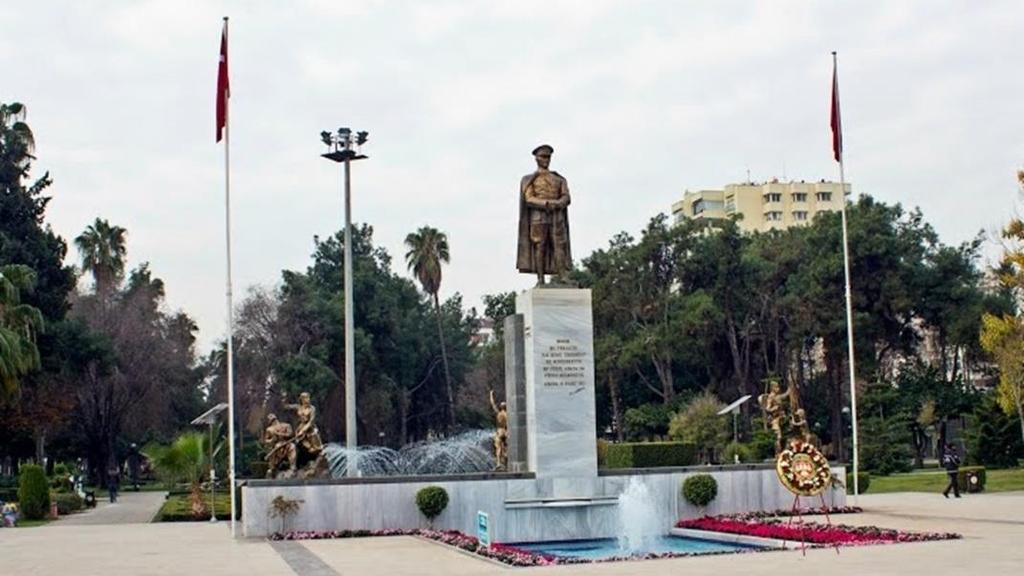 CUMHURİYET DÖNEMİ ATATÜRK ANITLARI VE HEYKELTIRAŞLARI Cumhuriyet Döneminde birçok Atatürk Anıtı yapılmıştır.