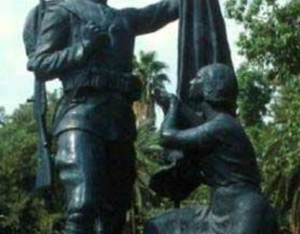 Adana Atatürk Parkı Atatürk Anıtı (Resim 1) Anıtın tam ortasında, yüksek bir kaide üzerine; Atatürk, üniformalı ve elinde bir kılıç ile tasvir edilmiştir (Resim 1).