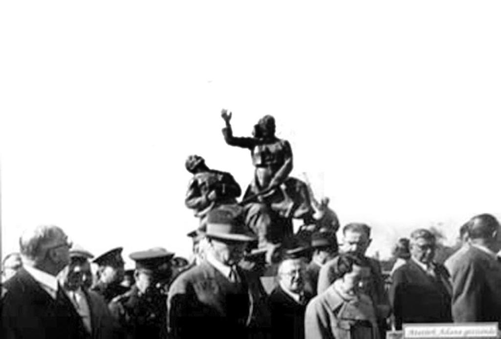 görüldüğü fotoğraf (Resim5) Atatürk ün arkasında