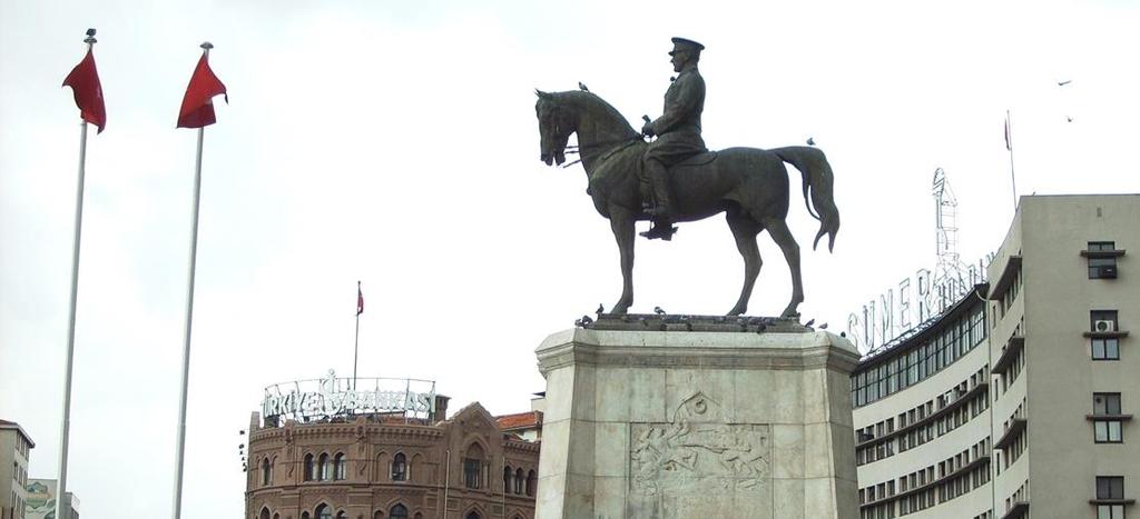 Üzerinde kabartmalarında bulunduğu beton bir kaide üzerinde, Atatürk ün Atlı bir heykeli bulunmaktadır (Resim 9).