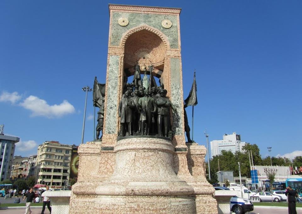 İSTANBUL TAKSİM CUMHURİYET ANITI Ülkemizin en büyük şehri olan İstanbul daki Taksim meydanına yapılan anıtın ismi Cumhuriyeti de simgelediği için Cumhuriyet Anıtı adını almıştır.