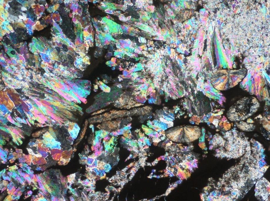 K K Ü 1,0 mm ġekil 3.5 BMK-1 Sondajı 1031,80 m deki 8-17 numaralı üleksit-kolemanit kristallerine ait ince kesit görüntüsü.