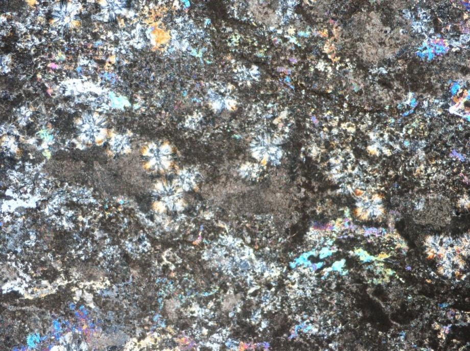 Üleksit nodülleri içerisinde kolemanit kristalleri belirlenmiģtir (Koordinat: 4373077/0256192) (Çift Nikol:+N).