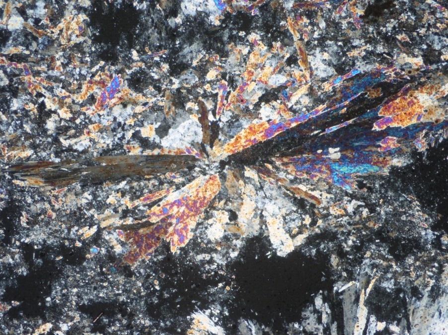 Birbiri üzerine büyümüģ yarı özģekilli üleksit kristalleri (Koordinat: 4373077/0256192) (+N).