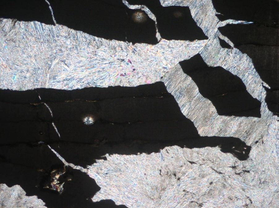 K Ü L K 1,0 mm ġekil 3.20 BMK-2 Sondajı 484,90 m de 9-17 numaralı lütitik seviye-üleksit-kolemanit minerallerinin ince kesit görüntüsü.