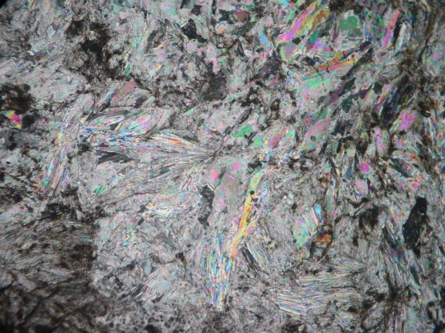 K Ü 1,0 mm ġekil 3.23 BMK-2 Sondajı 458,40 m deki 9-11 numaralı üleksit-kolemanit kristallerinin ince kesit görüntüsü.