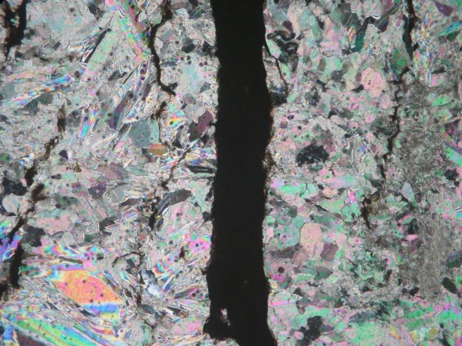K L K 1,0 mm ġekil 3.25 BMK-2 Sondajı 419,90 m deki 9-4 numaralı lütitik seviye-kolemanit minerali ardalanmasının ince kesit görüntüsü. (Koordinat: 4374240/0258826) (+N). 3.3 Volkanik Kayaçların Mikroskop Verileri 3.