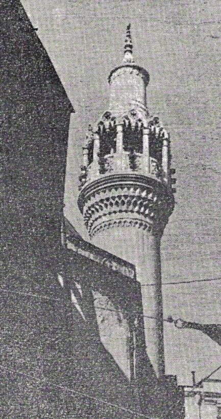 3) çift şerefeli ve üç şerefeli minareleri vardır. Eminönü Yeni Camii minareleri üç şerefeli minarelere örnek olarak verilebilir.