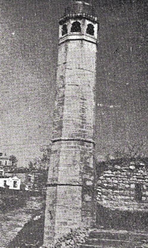Şerefesi püskülsüz, Yeni valide Camii için genellikle taş yerine metal korkuluk kullanılmıştır. Malcı Minaresinin 1.