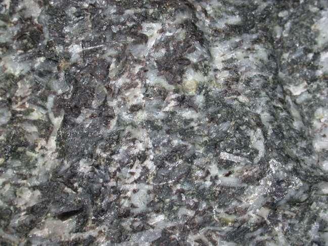 Gabro kimyasal ve mineralojik olarak bazaltın derinde oluşan karşılığıdı.