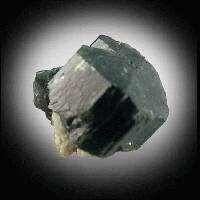 Tremolit (Ca 2 Mg 5 Si 8 O 22 (OH) 2 ) Adını güney İsviçre deki Tremola Vadisi nden Kristal sistemi: monoklinik Klivaj: [110] mükemmel, [010]