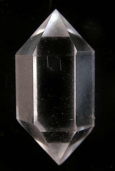 İtalyan Alpleri nden neredeyse mükemmel bir kuvars kristali Quartz (SiO 2 ) Kuvars insanlık tarafından çok eski zamanlardan beri bilinmektedir.