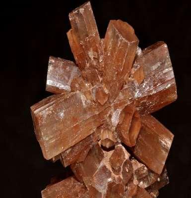Aragonit (CaCO 3 ) Kristal sistemi: ortorombik Klivaj: [010] belirgin Renk: renksiz, beyaz, gri, sarımsı beyaz,