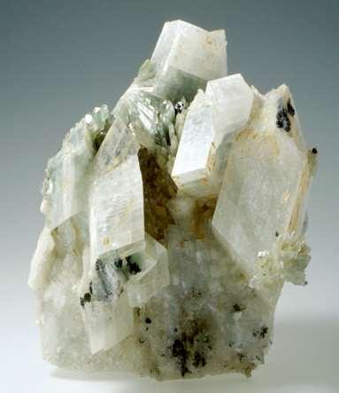 Dolomit (CaMg (CO 3 ) 2 ) Kristal sistemi: trigonal-romboedrik Klivaj: [1011] mükemmel (üç yönde) Renk: beyaz, gri,