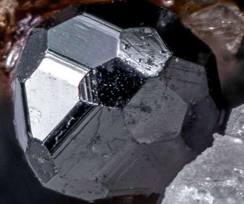 Manyetit (Fe 3 O 4 (Fe 2+ Fe 3+ 2O 4 )) Kristal