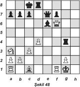 5.... Kg3+ 6. Şf6 Kf3+ 7. Şe6 Kh3 çünkü beyaz h8 karesinden mat ile tehdit etmiştir. 8. Vf4+ ve bir hamle sonrada beyazlar kaleyi alır.