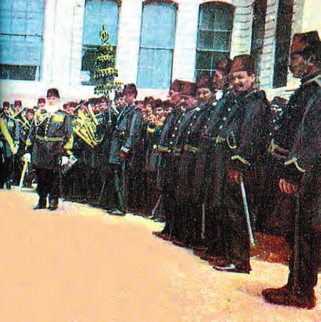 Osman Hamdi Bey 1883 te ülkemizin ilk güzel sanatlar okulu olan Sa na yi-i Ne fi se Mek te bini, 1891 de de II. Abdülhamit in emriyle İs tan bul Ar ke olo ji Mü ze sini kurdu.
