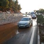 Yaklaşık 1 saat trafiğe kapalı kalan Bodrum-Milas istikameti tek şeritten verilirken yoldaki çamur ve suyu