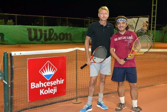 Çocuk turnuvasına ise Bodrum ve Muğla Tenis Kulüpleri nden yaklaşık 100 çocuk tenisçi katılacak.