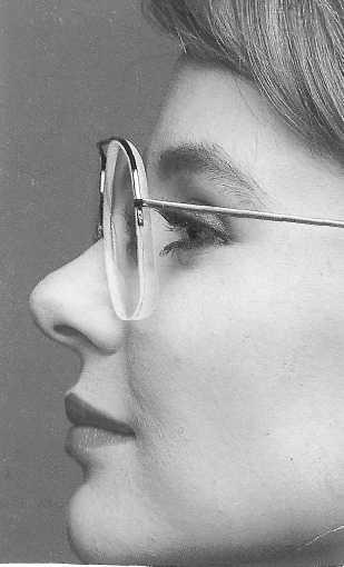 Gözlük camlarının bu biçimdeki pozisyonu, gözlüğün fasial ( yüz) düzlemi hatlarına daha yakın olmasına, primer ve yakın bakışta da optik merkezden bakmaya imkân verir.